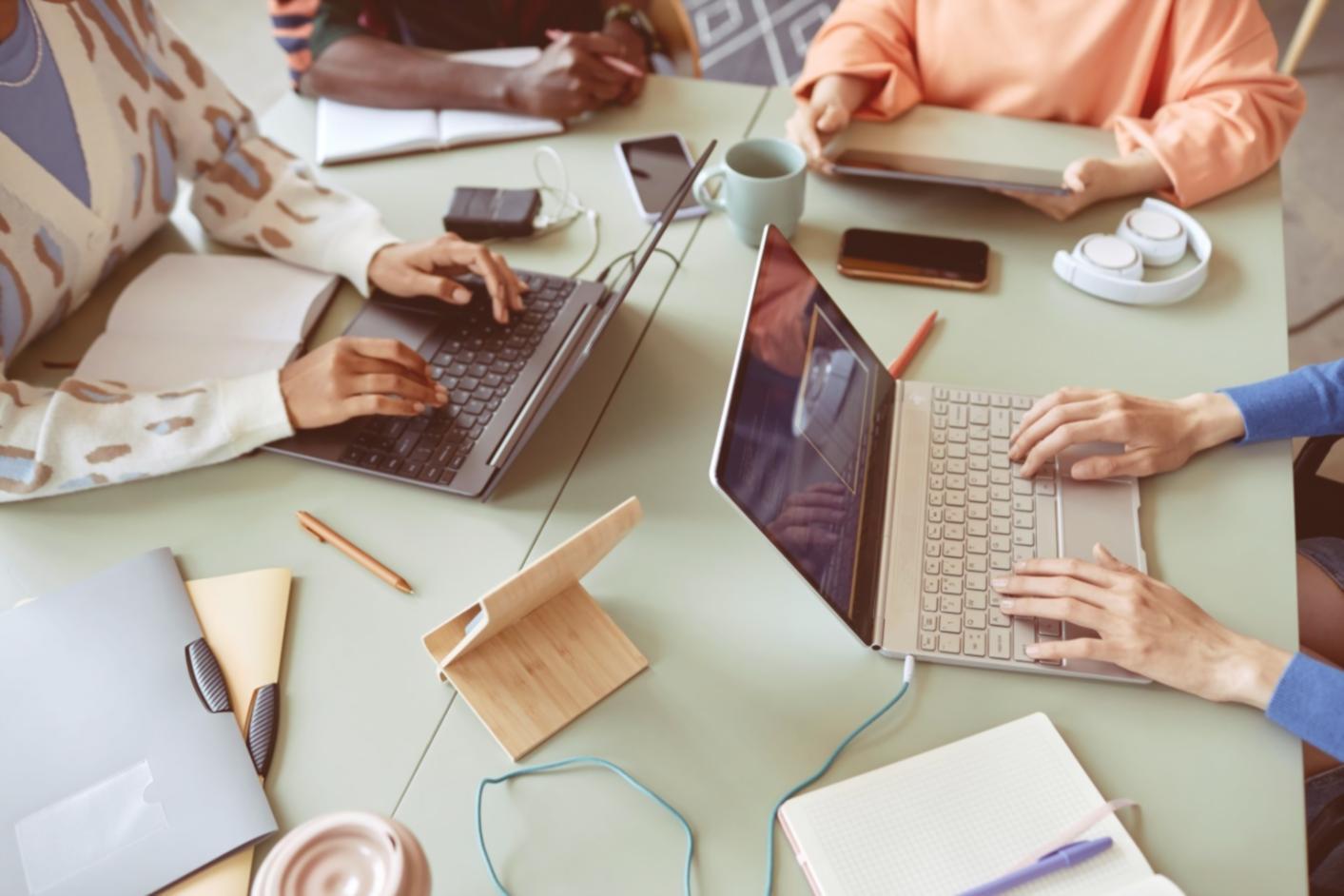 Teilnehmer arbeitet an technischen Voraussetzungen für Online-Seminar